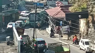 चंडीगढ़ से धर्मशाला जा रही एचआरटीसी बस भरवाईं चौक के पास खराब हो गई। इस कारण लगा वाहनों का जाम। जागरण