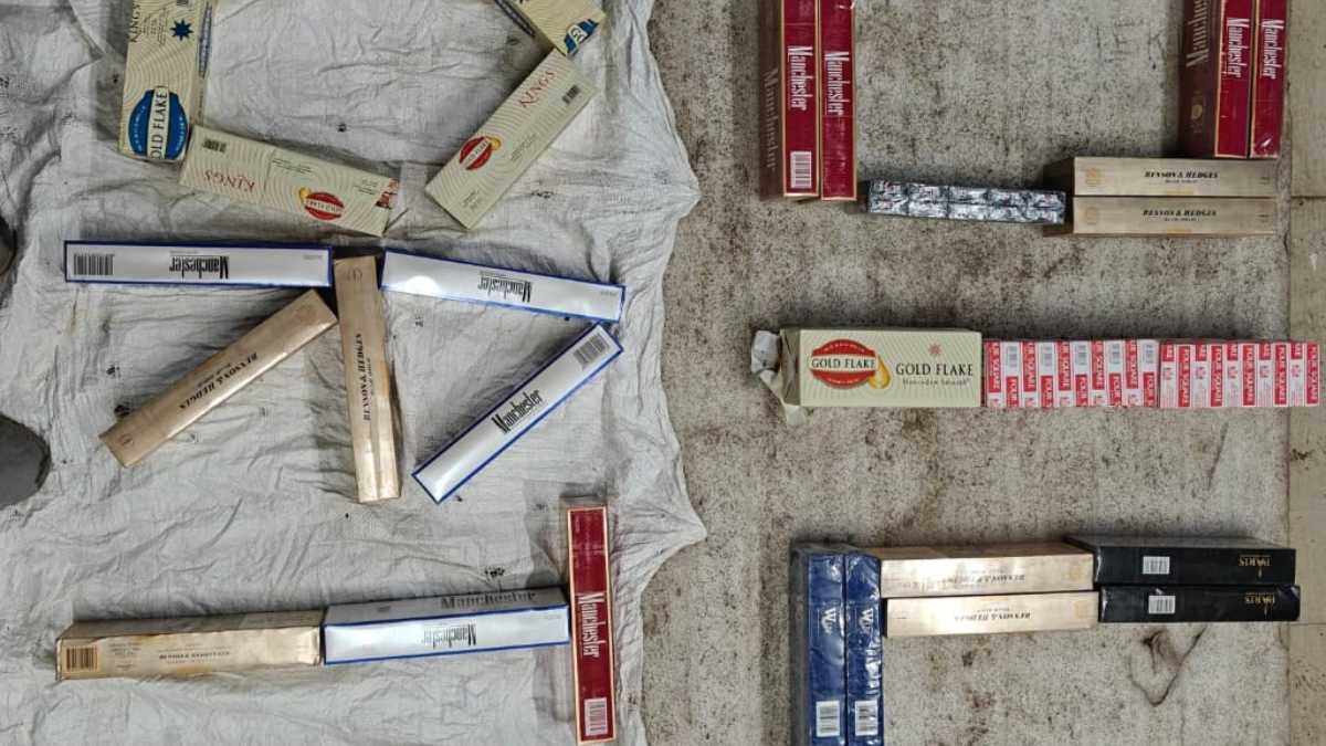 fake cigarette racket busted in delhi two arrested