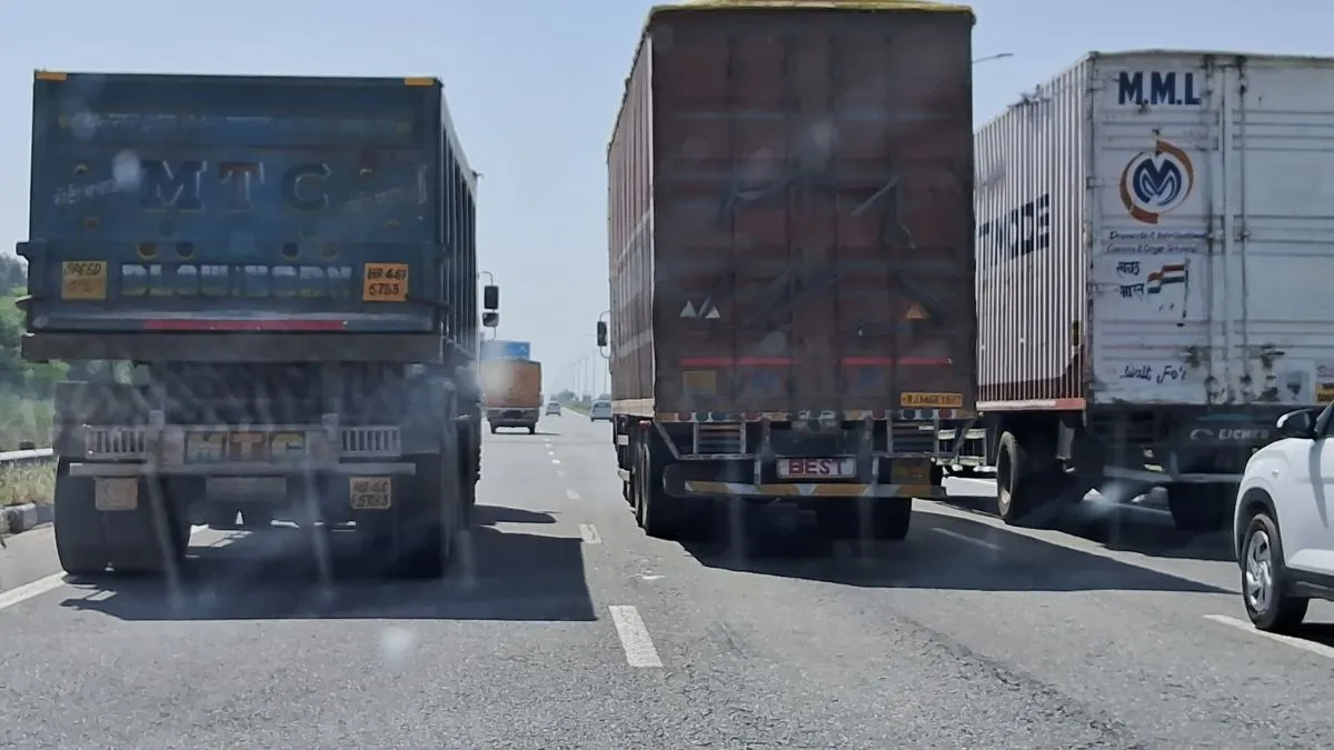 कुंडली-मानेसर-पलवल एक्सप्रेसवे पर भारी वाहनों का कहर, ट्रक-ट्रेलर ने कब्जाई तीनों लेन; हादसे बढ़े
