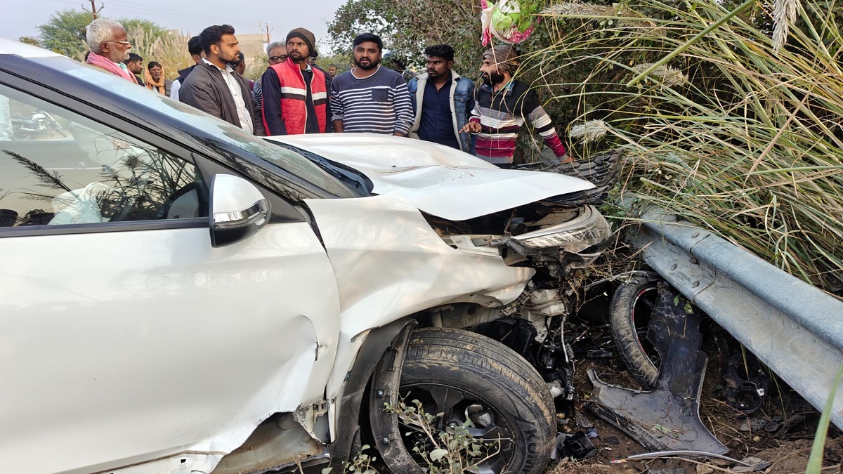prayagraj mirzapur highway accident biker died wife injured in crash