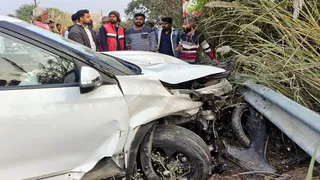 प्रयागराज-मीरजापुर हाईवे पर करछना के भीरपुर में बाइक में टक्कर मारने के बाद क्षतिग्रस्त कार व जुटी भीड़। जागरण