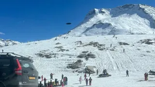 रोहतांग पास पर रविवार को एक हजार से ज्यादा पर्यटक वाहन पहुंचे।