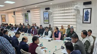 प्रयागराज के विकास भवन में दुग्ध विकास विभाग के विशेष सचिव की बैठक में मौजूद अफसर। सौजन्य : विभाग