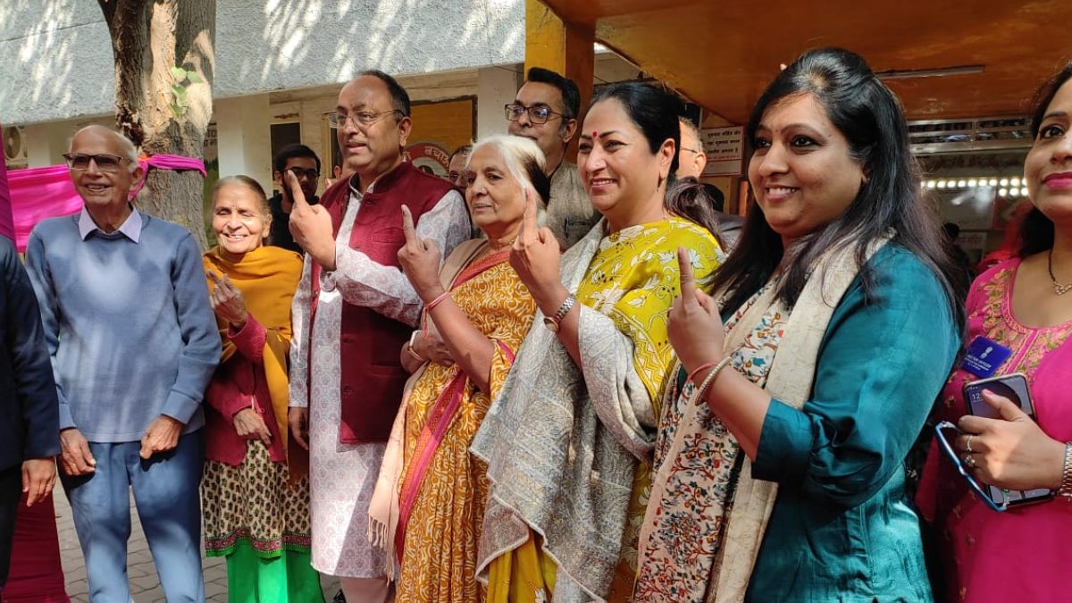 delhi mcd byelection 2025 voting live update on 30 november check 51 candidates contest across 12 wards lb