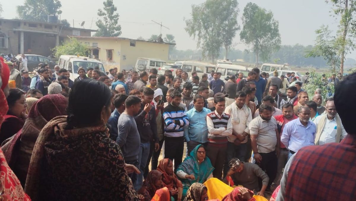 deoria uproar as lekhpals body arrives home funeral refused without aid