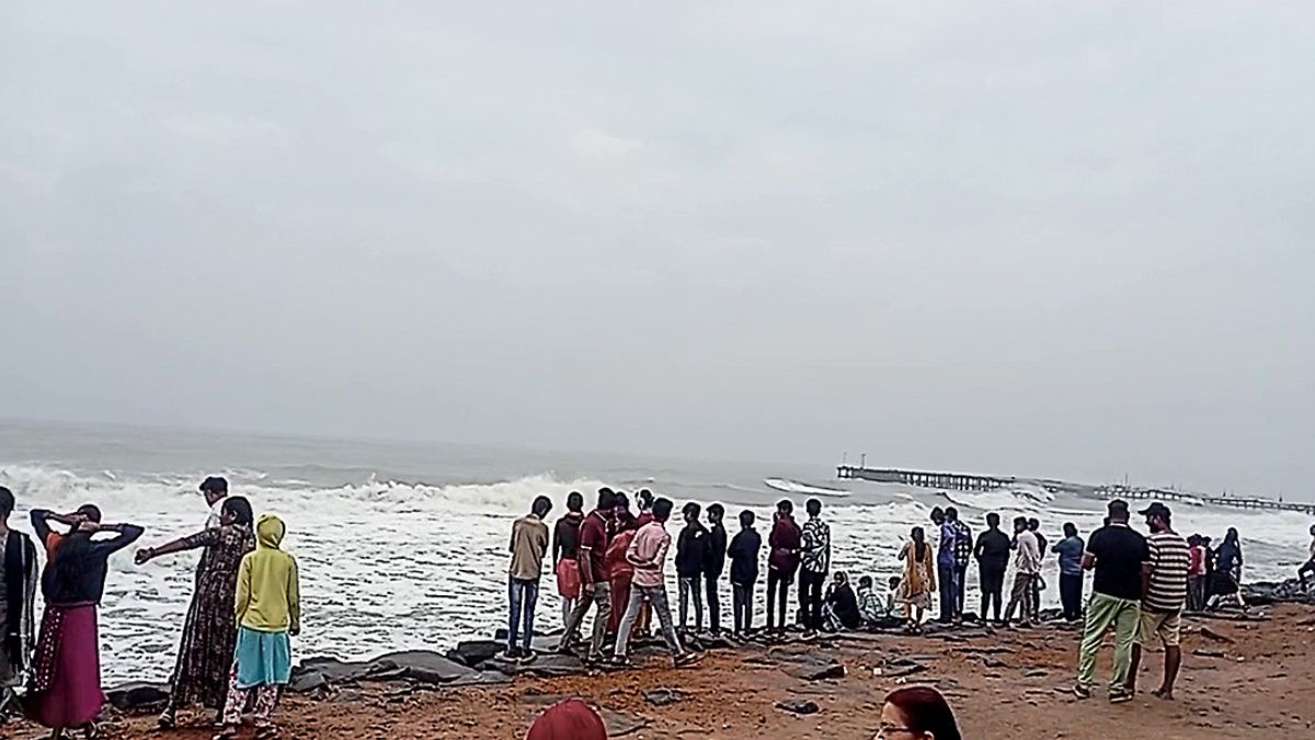 cyclone ditwah alert issued in tamil nadu puducherry and andhra pradesh latest update from imd