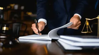 दिल्ली हाई कोर्ट ने एक जज को वैवाहिक विवाद में कानून का गलत इस्तेमाल करने पर न्यायिक ट्रेनिंग के लिए भेजा। प्रतीकात्मक तस्वीर