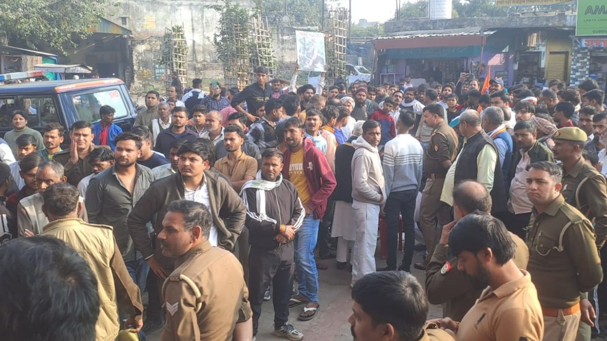 uproar protest over death of chhattisgarh police constable in hathras district