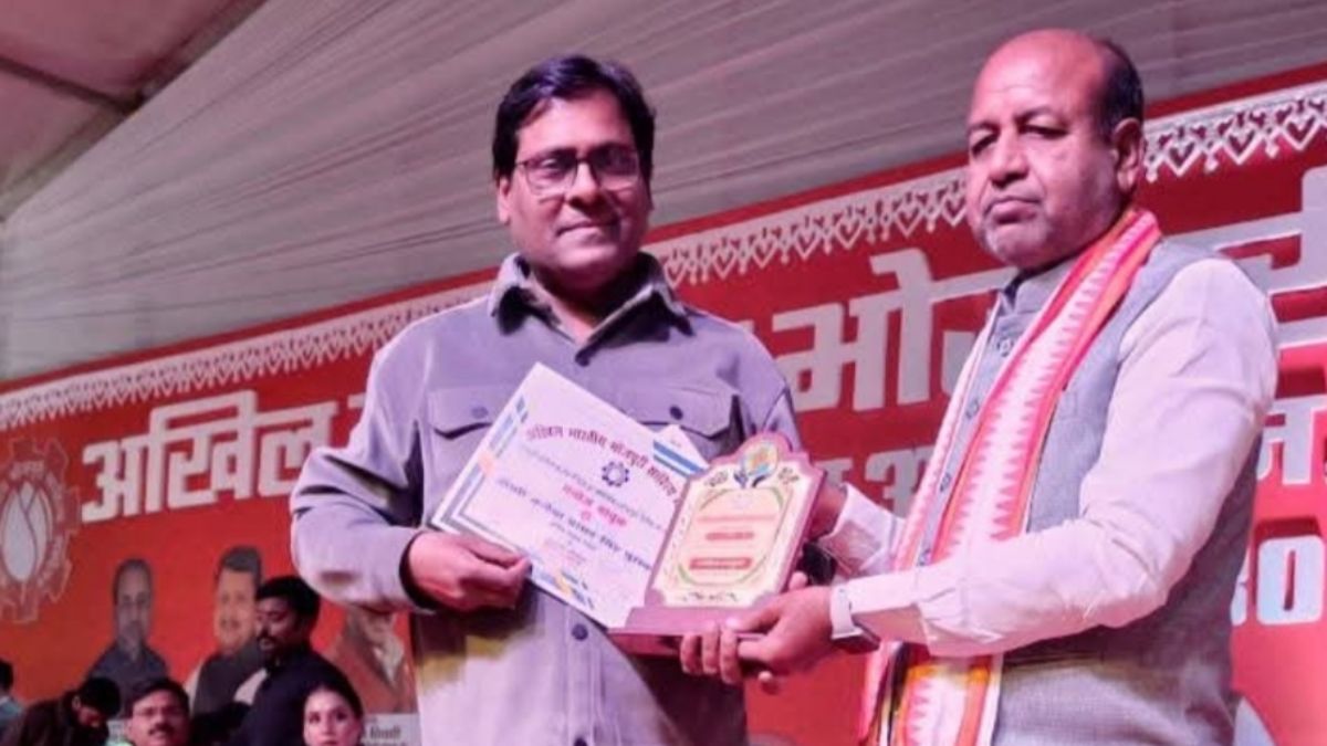 bhojpuri cinema history book written in bhojpuri manoj bhavuk honored