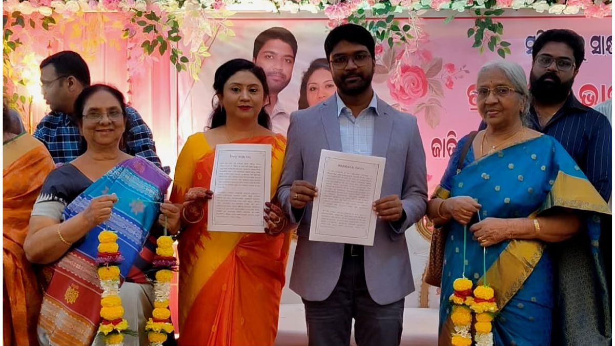 odisha couple solmenise marriage by taking oath on constitution donate blood