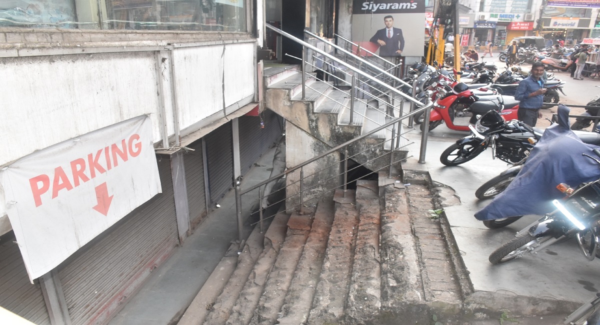 commercial complex parking issues stairs instead of parking traffic jams