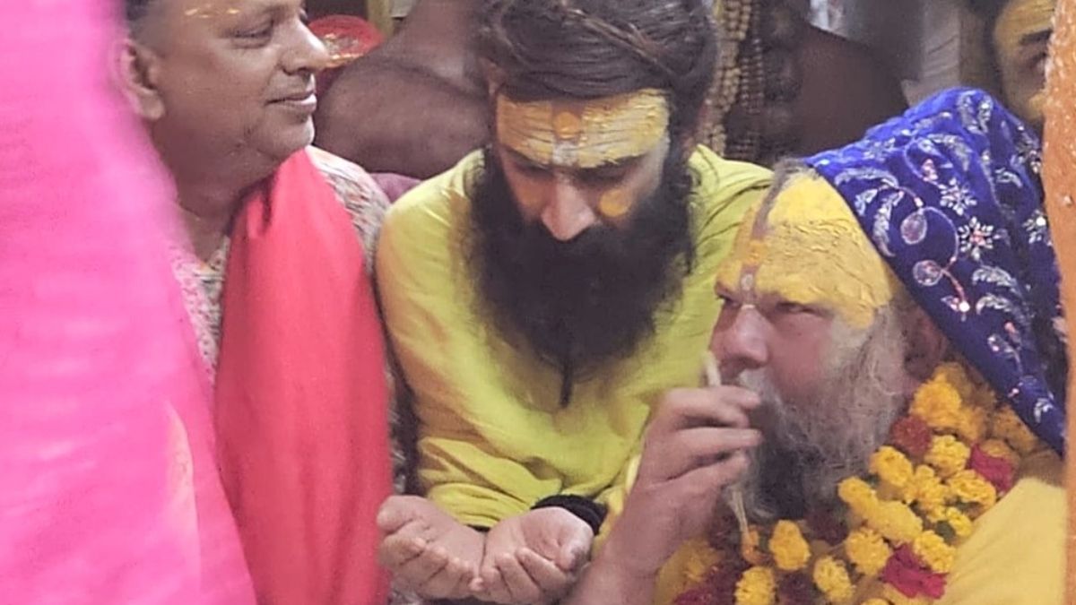 saint premananda reached and darshan ladliju tears flowed from his eyes