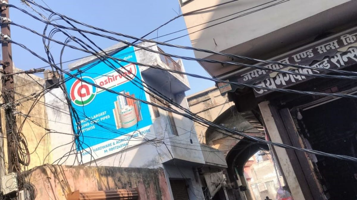 muradnagar main market residents face problems due to garbage and dilapidated wires