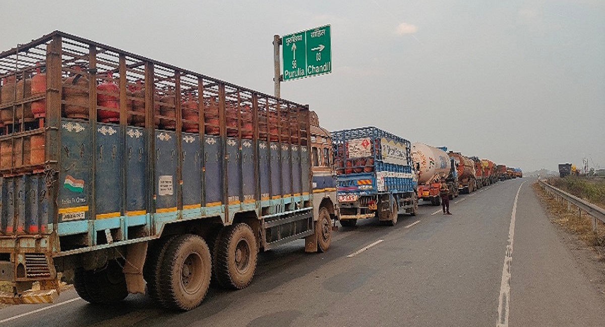 nh18 traffic jam 10 km queue vehicles crawling for 48 hours