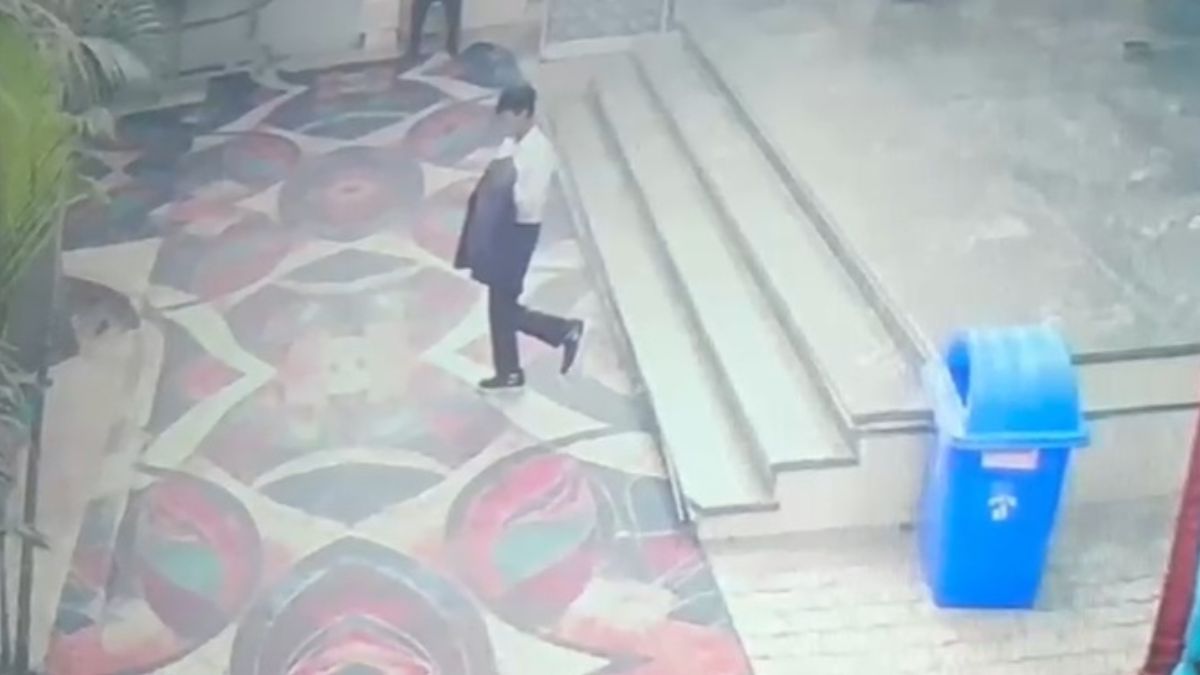 two thieves dressed in suits attend a wedding ceremony and escape with a bag full of shagun money