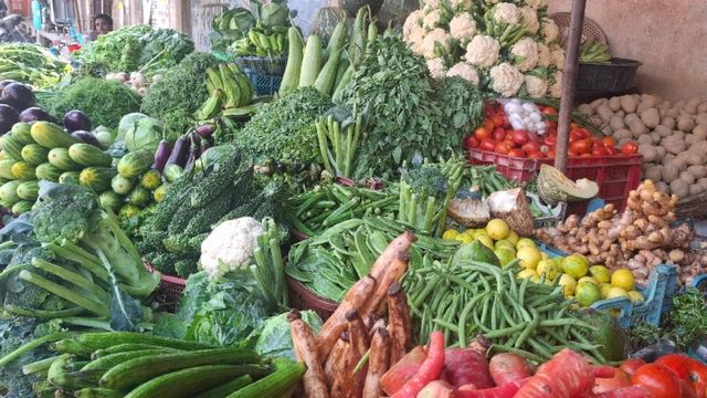 Vegetable Price Hike: महंगाई की मार से बिगड़ा घर का बजट, सब्जियों और फलों के दाम बढ़े
