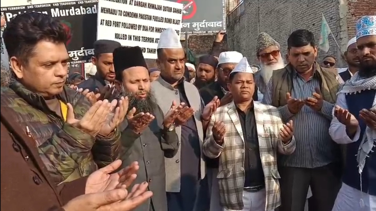 red fort blast muslim community protests at mehrauli dargah