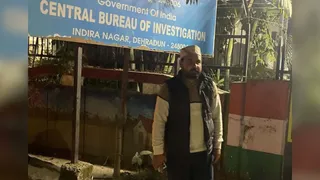 इन्द्रानगर स्थित सीबीआइ कार्यालय के बाहर मौजूद बाबी पंवार। जागरण