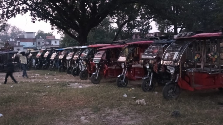 unique wedding procession 30 erickshaws decorate deoria