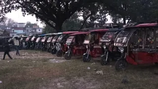 एक साथ 30 ई-रिक्शों पर सज-धजकर निकली बरात।