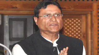 सांसद चौधरी ने कहा कि सरकार के पास फैसले लेने का पूरा कंट्रोल नहीं है।