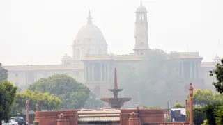प्रदूषण से छाए स्मॉग में ओझल हो रहा राष्ट्रपति भवन का नार्थ ब्लॉक। चंद्र प्रकाश मिश्र