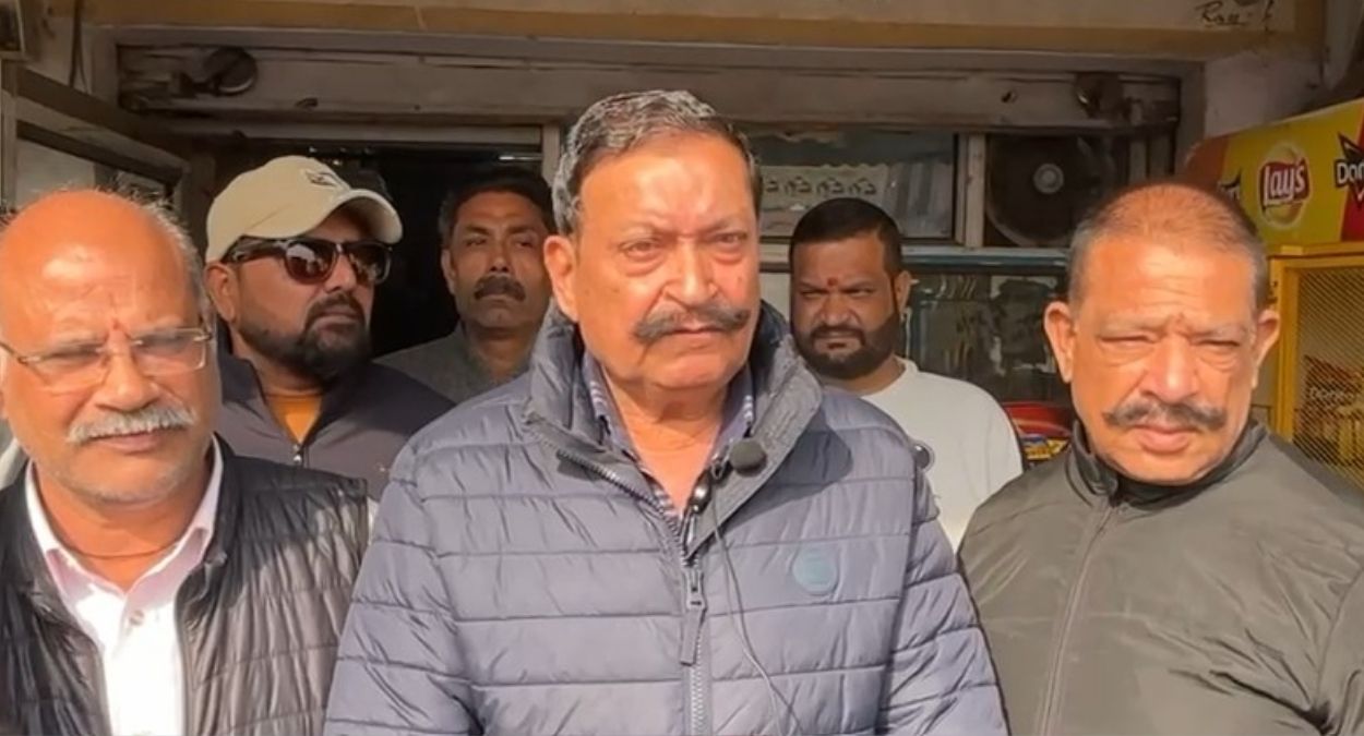 gurdaspur robbery 10000 looted at gunpoint from confectionery shop