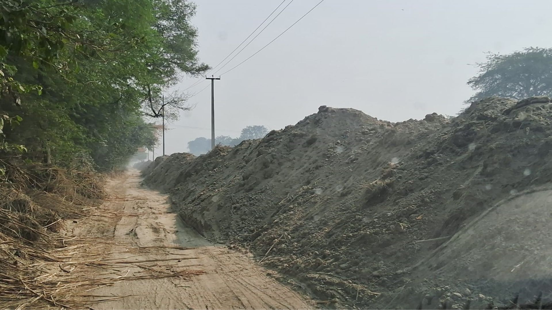 hapur dust troubles thousands on canal road connecting three districts