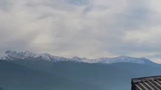 मनाली के पहाड़ और छाए बादल। हिमाचल प्रदेश में मौसम ने करवट बदल ली है। फोटो: जसवंत ठाकुर।