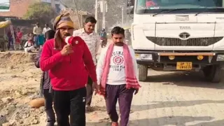 कौशांबी के कसेंदा गांव में एसआइआर फार्म भरने के लिए लोगों को जागरूक करने के लिए अनाउंसमेंट करते ग्राम प्रधान सुखलाल यादव। जागरण