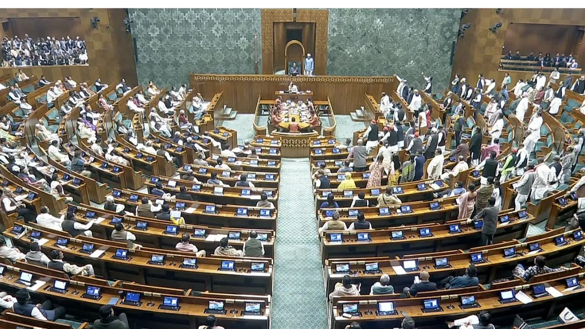 Parliament LIVE: एसआईआर के मुद्दे पर संसद के बाहर प्रदर्शन करेगा विपक्ष, अंदर भी हंगामे के आसार