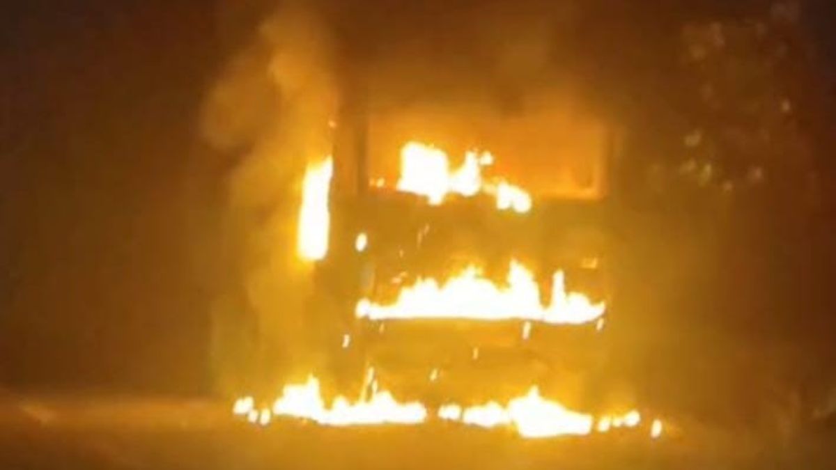 jamshedpur news moving hiwa caught fire in potka vehicle burnt to ashes