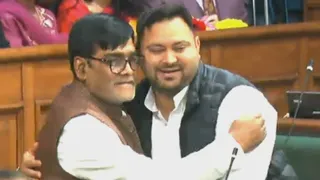 विधानसभा में तेजस्वी यादव से गले मिलते रामकृपाल यादव।