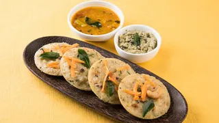 इस आसान रेसिपी से बनाएं रवा-बाजरा इडली Image Source: Freepik)