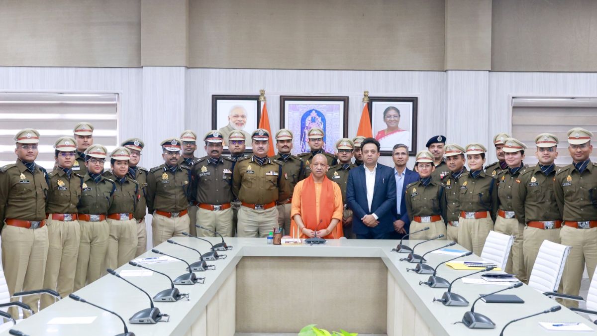 up news cm yogi adityanath met trainee ips officers in lucknow suggests them for be focused on responsible policing