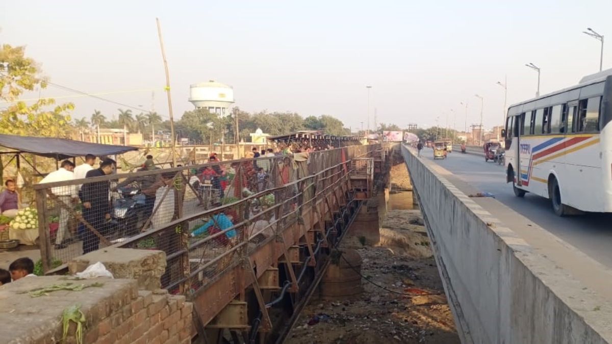 shahjahanpur garra river bridge construction delay 29 crore budget department dispute