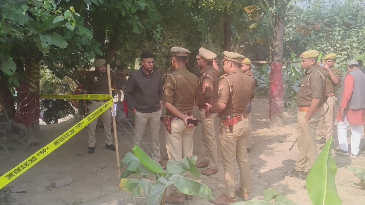kushinagar news halfnaked body found in field murder suspected