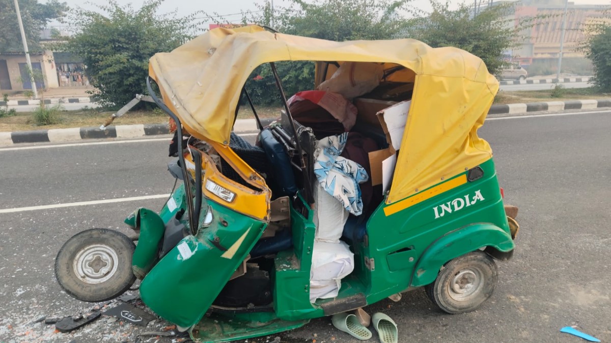 four injured in auto truck collision in bhadohi accident news