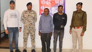 छत्तीसगढ़ पुलिस की गिरफ्त में जमशेदपुर निवासी मोहन प्रसाद और राकेश कोहली।