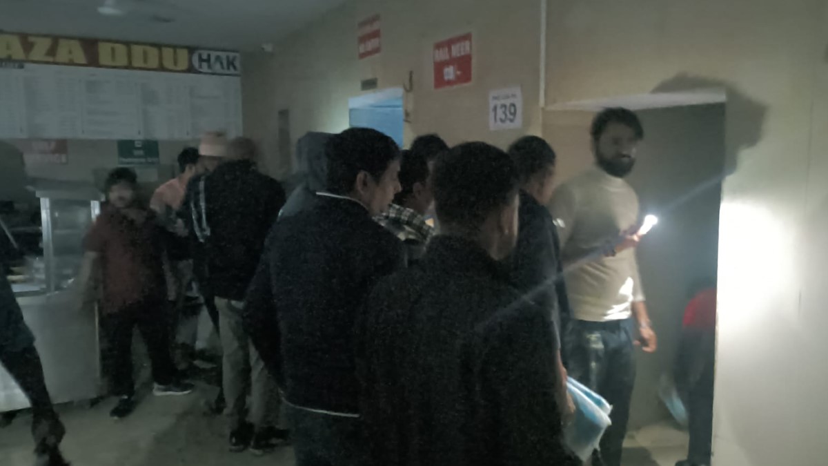 fire at food plaza in pandit deen dayal upadhyay junction chandauli