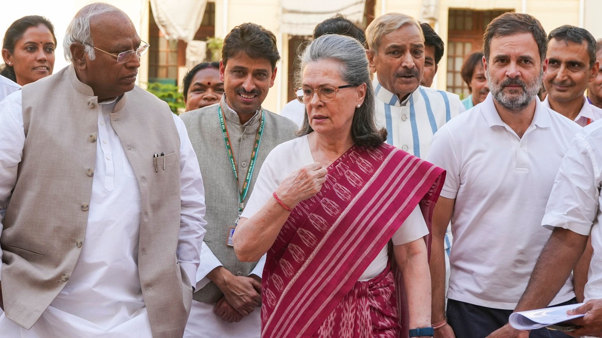congress leaders meet at sonia gandhi residence to chalk out winter session strategy