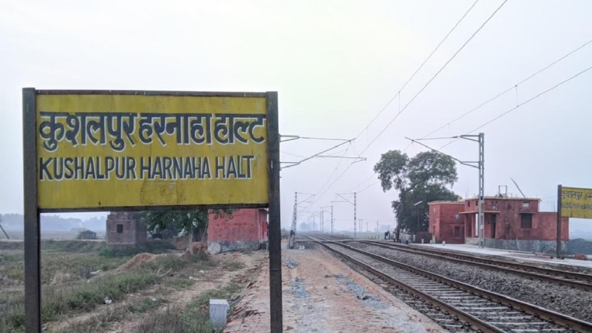 buxar news excise police attacked at kushalpur halt liquor seized