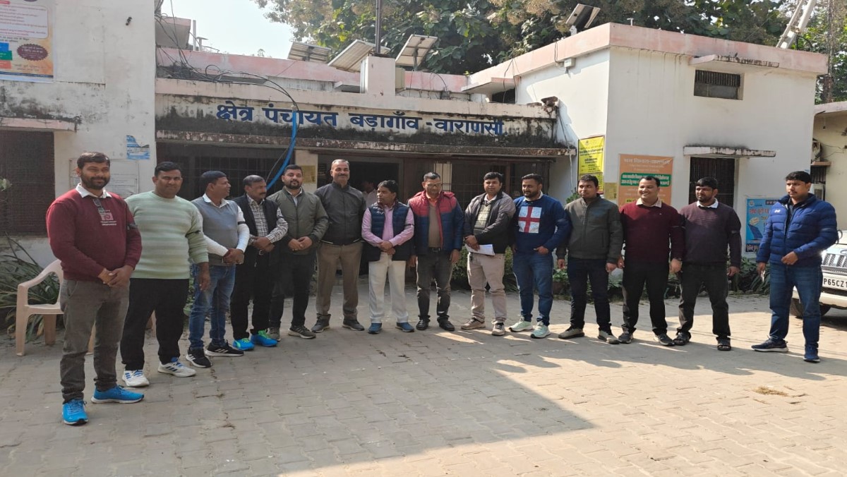 secretaries protest with black bands in baragaon block