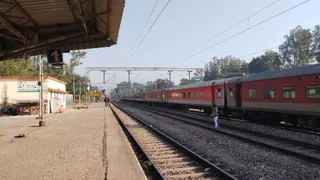 हरिद्वार क्षेत्र में हाथी की ट्रेन की चपेट में आने से मौत के बाद रायवाला जंक्शन पर रोकी गयी ट्रेन।