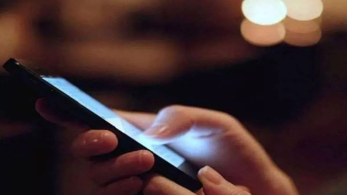 शेखपुरा में खुलेआम अश्लील वीडियो बना रहे हैं युवक, पुलिस प्रशासन खामोश
