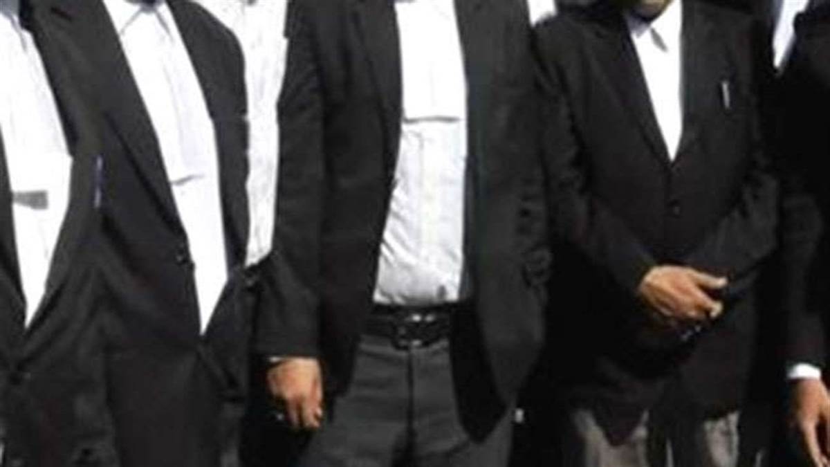 meerut traffic police removes illegally parked vehicles clash with lawyers