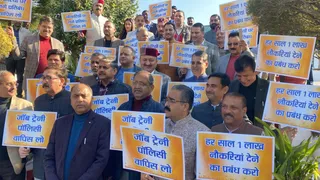 हिमाचल प्रदेश विधानसभा परिसर में प्रदर्शन करते भाजपा विधायक। जागरण