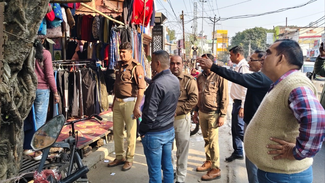 amroha antiencroachment drive traffic police municipality action