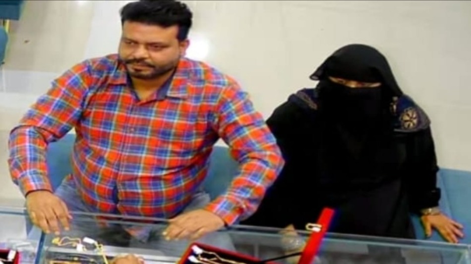 burqaclad woman steals gold chain in puranpur cctv footage surfaces
