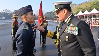 दीपक कांडपाल को प्रतिष्ठित पदक प्रदान करते चीफ आफ द नेवल स्टाफ एडमिरल दिनेश कुमार त्रिपाठी।